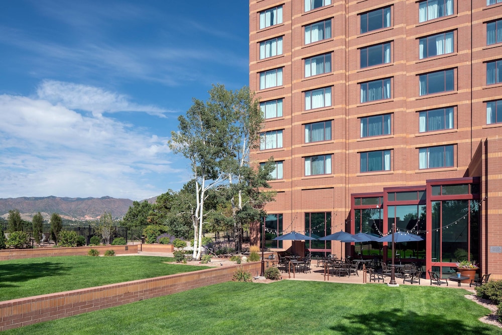 35 Best VERIFIED Pet Friendly Hotels in Colorado Springs