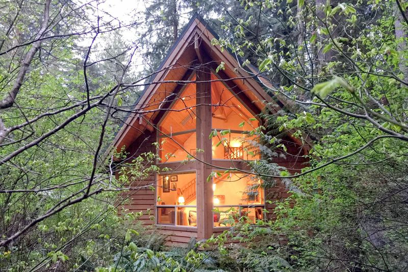 Pet Friendly Snowline Cabin #4 - A pet-friendly cedar cabin with a private outdoor hot tub! in Maple Falls, Washington
