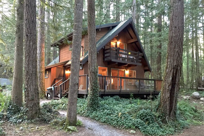 Pet Friendly Private 3 bedroom cedar cabin 27GS in Maple Falls, Washington